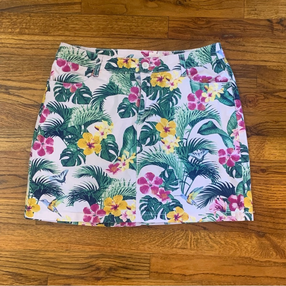 St. John’s Bay Floral Flower Print Skort
Shorts Skirt
Size 10
Total Length 17”